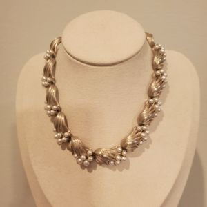 Vintage 1950s/1960s Lisner Gold Tone Faux Pearl Necklace Choker